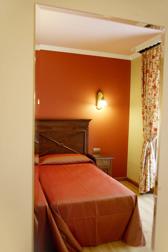 Hotel Imperion Onís Exteriér fotografie